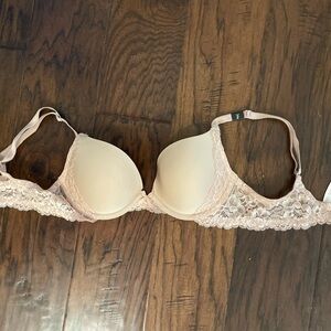 Victoria's Secret Cream Lace Bra with Underwire and Adjustable Straps